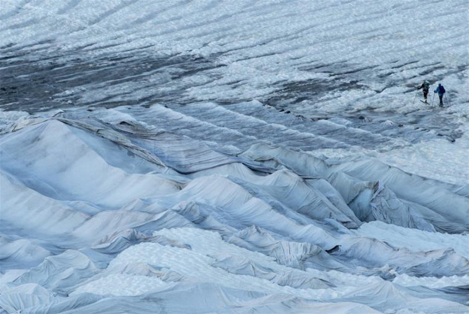 隆河冰川在最近150年间显著消退，迄今已有约40公尺的冰层消失。