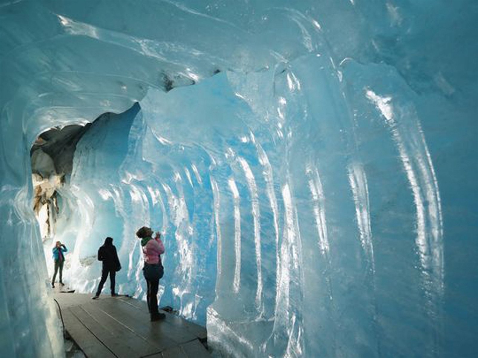 科学家在冰川内凿出一条隧道供游客穿行，并深入接触数千年未被开发的远古冰层。游客们走在冰隧道内，仿佛走进时光隧道，触目所及的都是凝结了上万年的古老冰层及生物遗迹。