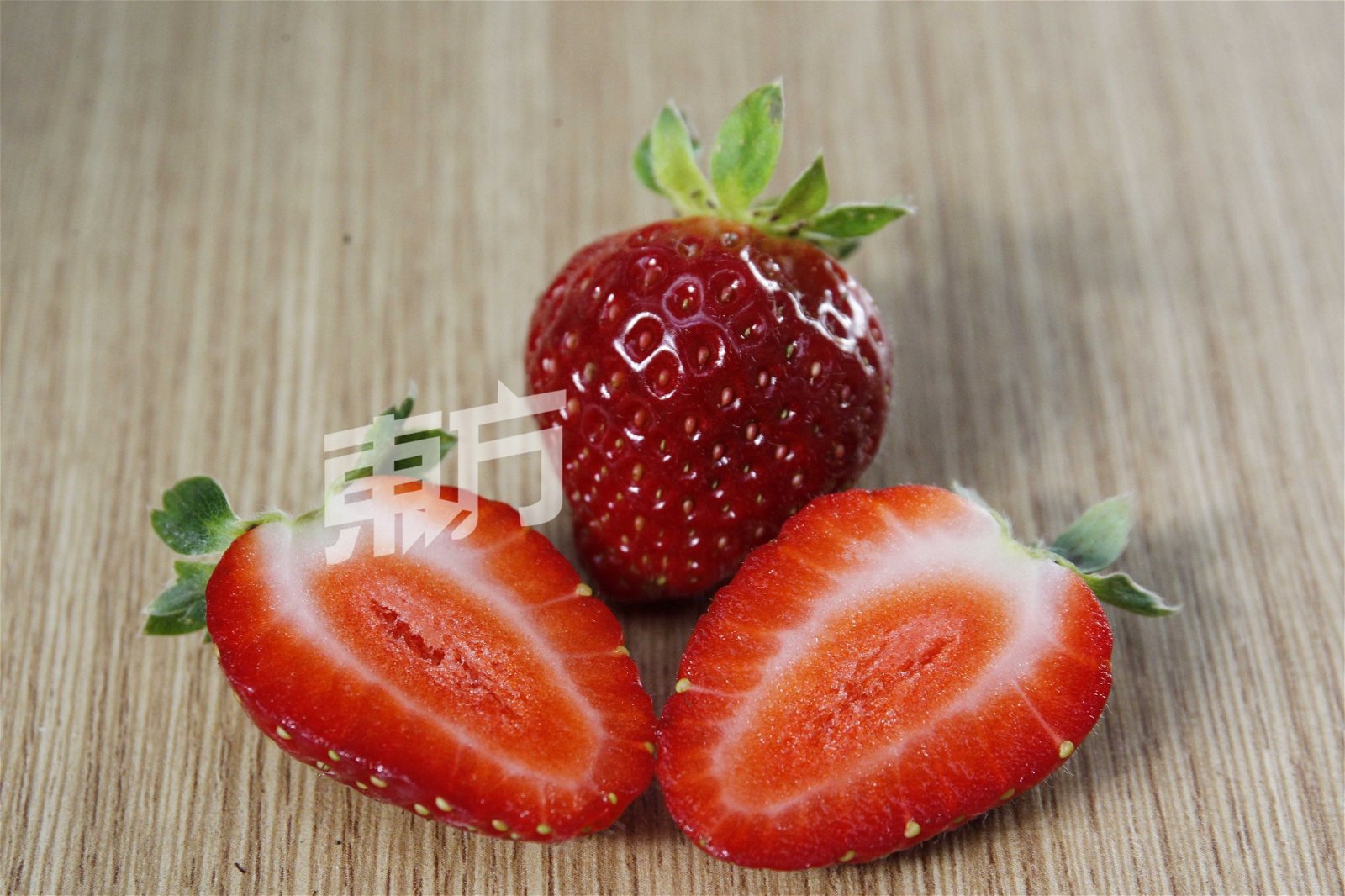 听音乐成长的草莓确实令人刮目相看，不仅色泽亮丽，且果肉厚实汁液多。