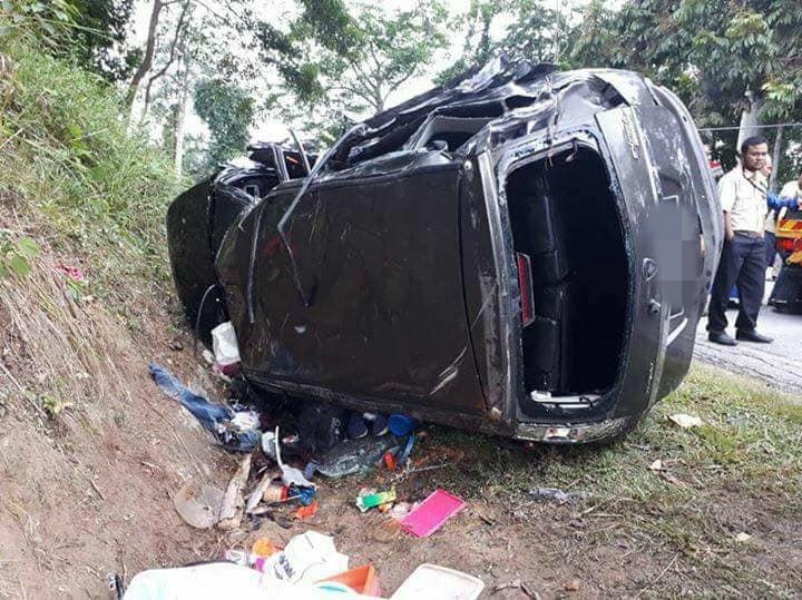 载有8人，包括一名儿童的宝腾宜速乐，在猛烈撞击后翻覆在山壁旁，车内2名乘客当场宣告死亡。