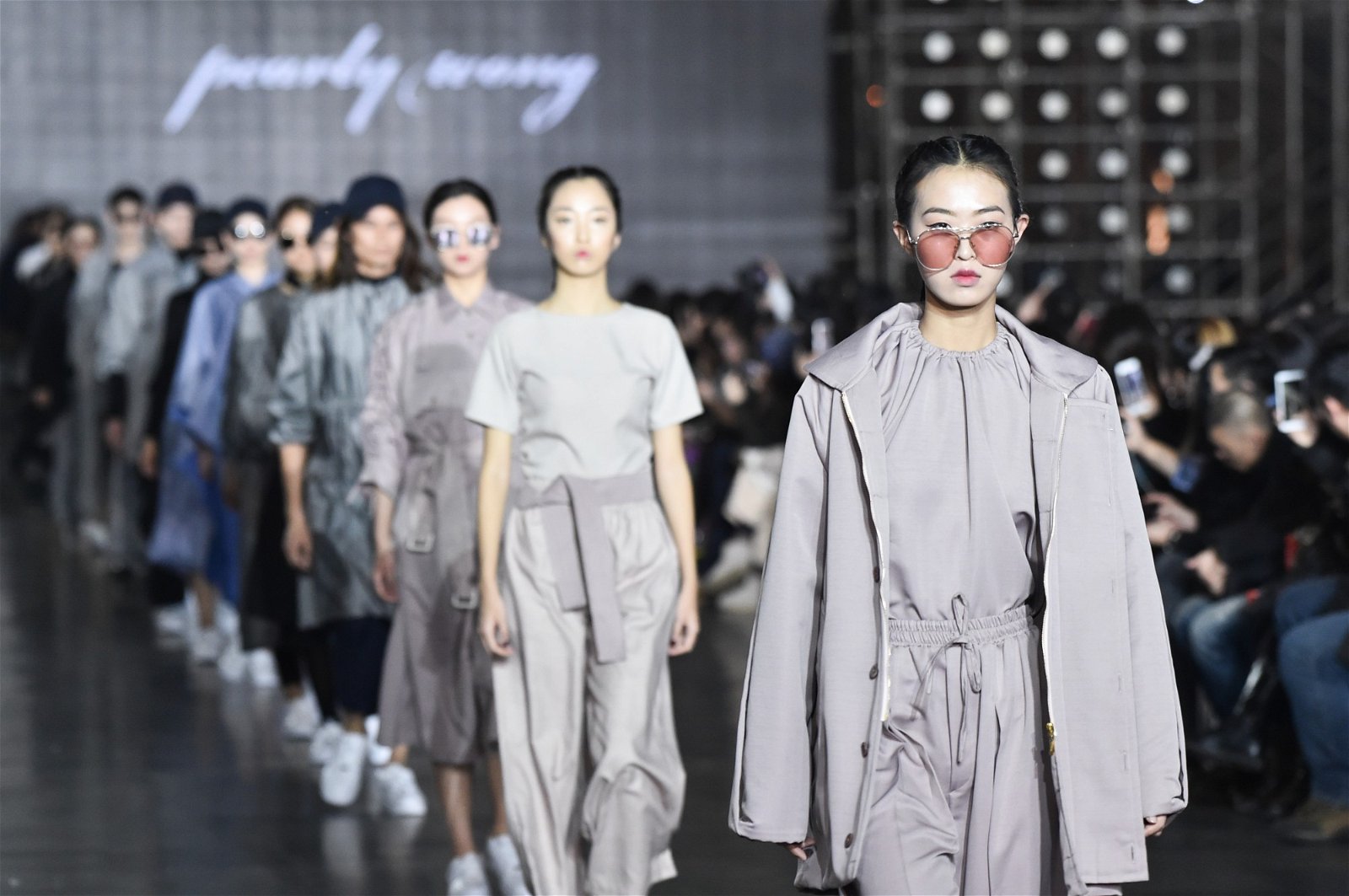 多功能、跨越性别是黄紫君同名品牌Pearly Wong的品牌DNA，她认为，速食时装只是一种时下的风潮，紧守定位才是永续之道。图为她在今年哈尔滨时装周呈现的作品。
