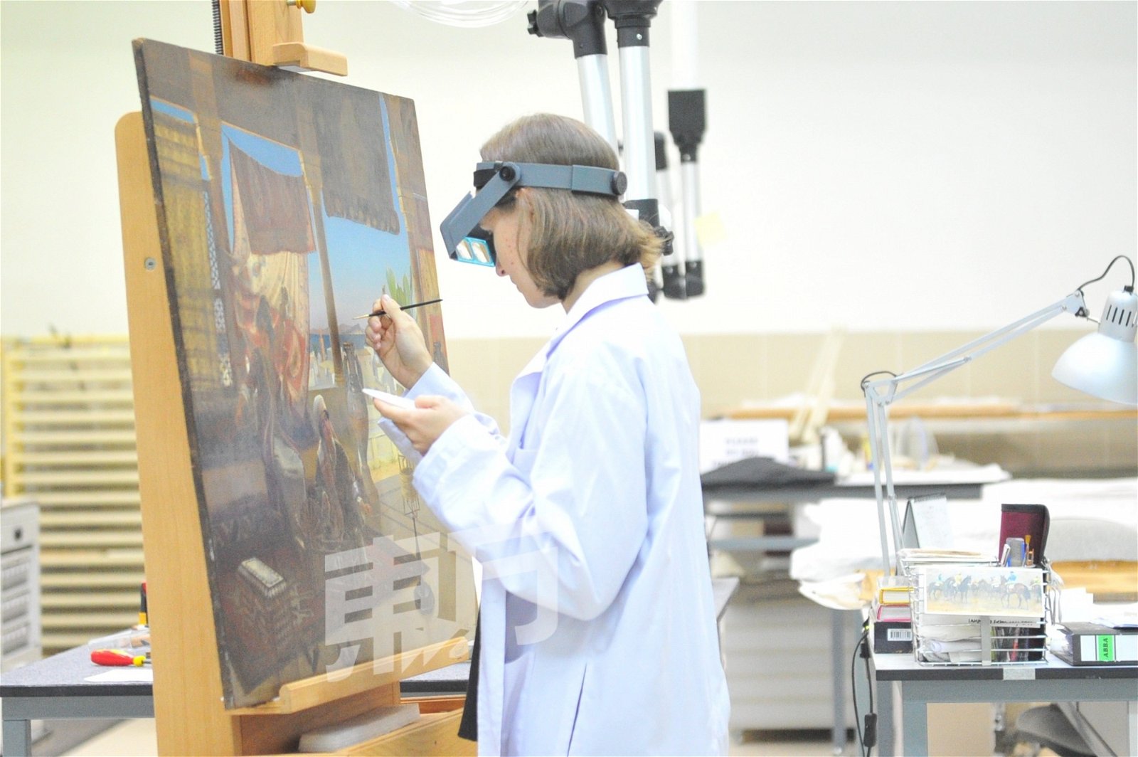 克莉丝汀在博物馆披上白袍，在画作“生病”的时候，负责诊断与修复。
