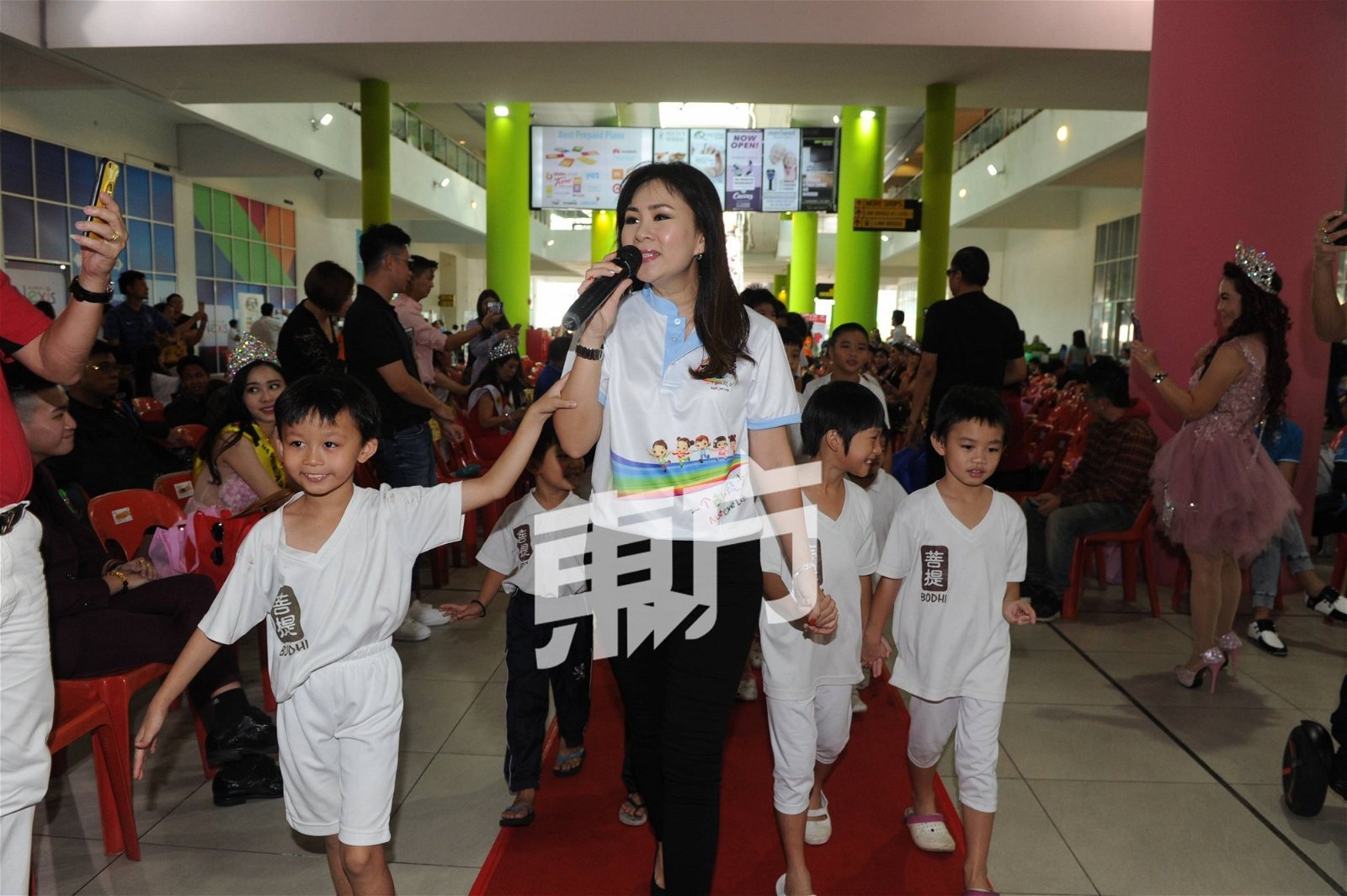 歌手黄晓凤献爱心，在现场落力演出， 她呼吁大家要珍惜当下、珍惜身边人。