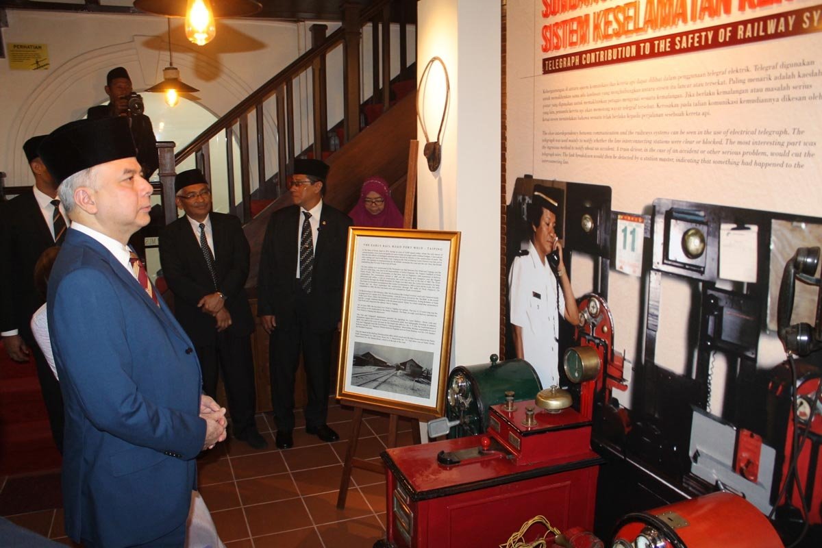 霹雳苏丹纳兹林沙参观电报博物馆，并对馆内展物深感兴趣。