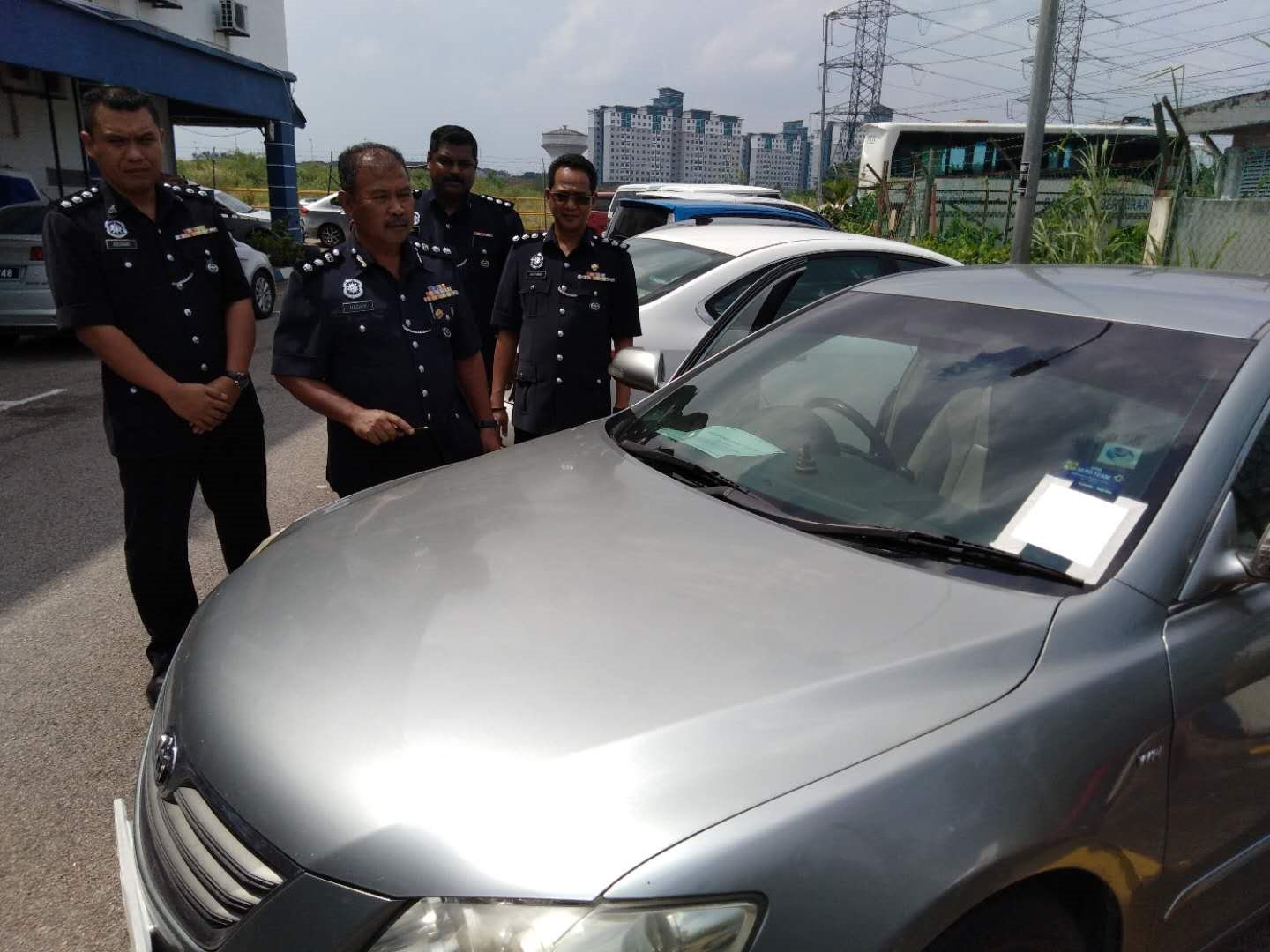 诺哈欣（左2）向媒体展示，嫌犯载林俊杰尸体至乌鲁槽的轿车。左起为古沙里、H.蓝和理祖安。