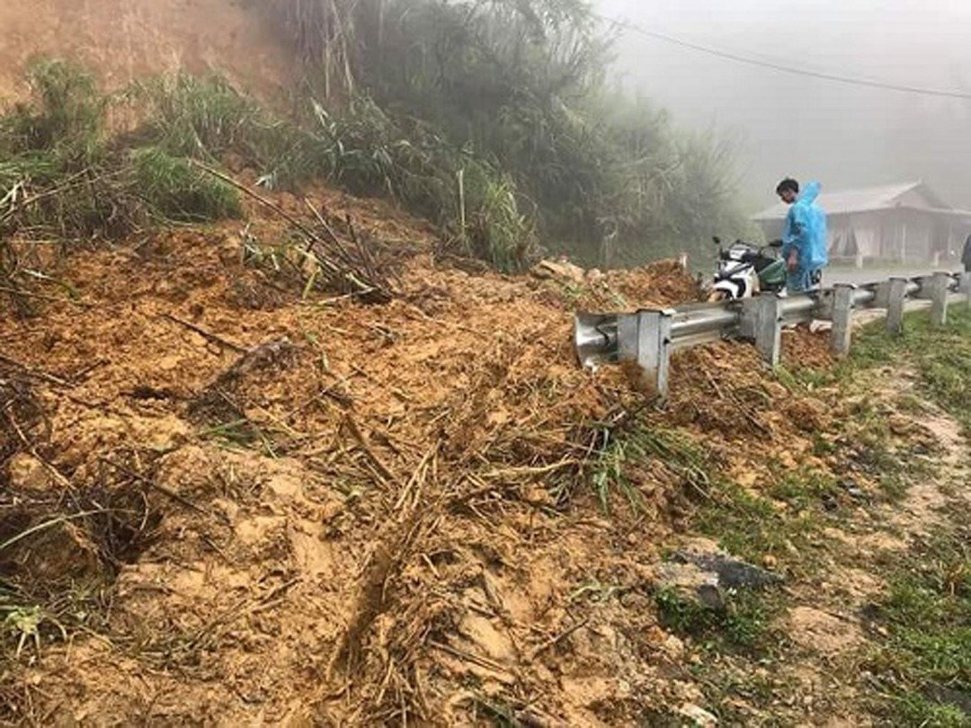台风“山神”周三晚登陆越南中部地区，减弱为热带低气压，但仍引发暴雨和洪水，造成房屋和道路损坏，以及农田被淹。这是越南清化省，一条山坡旁边的小路，被山坡崩塌的泥土截断。
