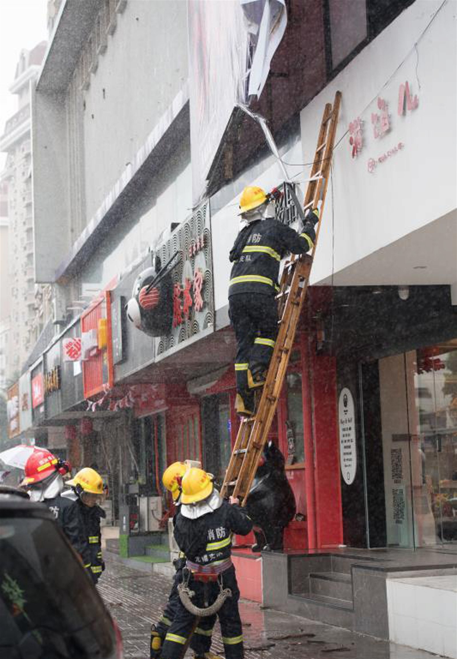“安比”逐渐靠近上海，比邻的江苏省也受影响。无锡市崇宁路上一户商家2楼的大型广告牌，被大风吹脱，一侧摇摇欲坠。民警和消防队员赶到现场拆下该广告牌，避免广告牌倒下造成意外。
