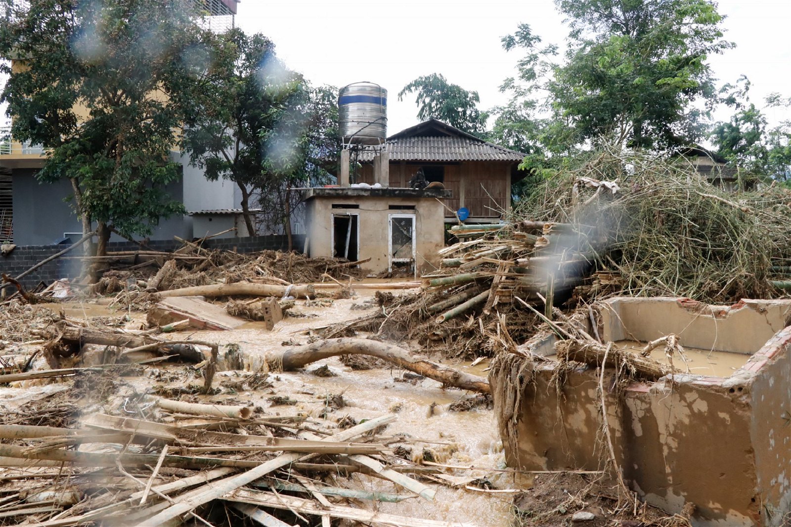 西北部安沛省的一个村庄，周六遭洪水淹没后，现场一片泥泞。越南中部和北部发生台风暴雨，导致至少24人丧命。