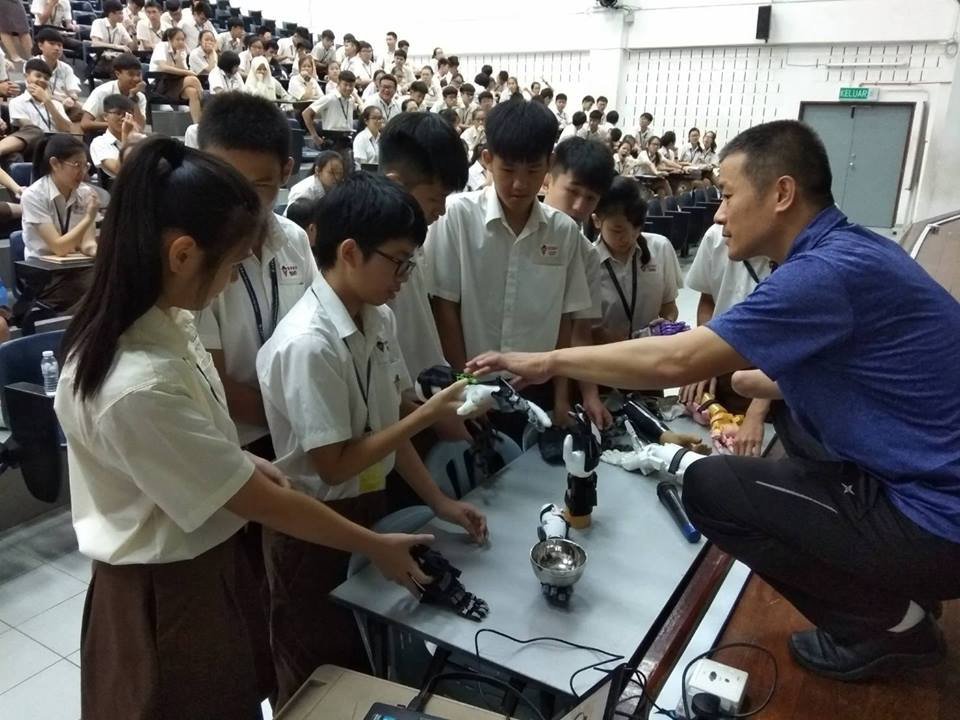 这趟访马，张宪良还到了巴生光华独立中学，与师生一同交流。