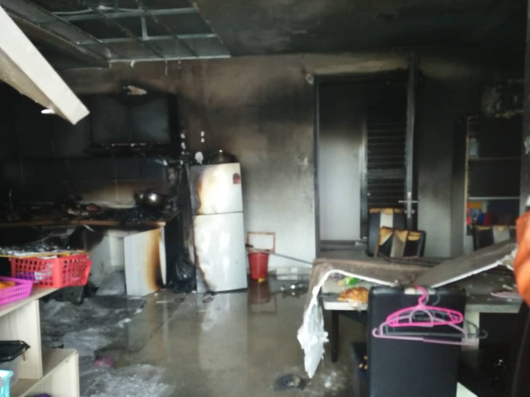公寓19楼单位传出火警，图为失火单位客厅遭烧毁情况。