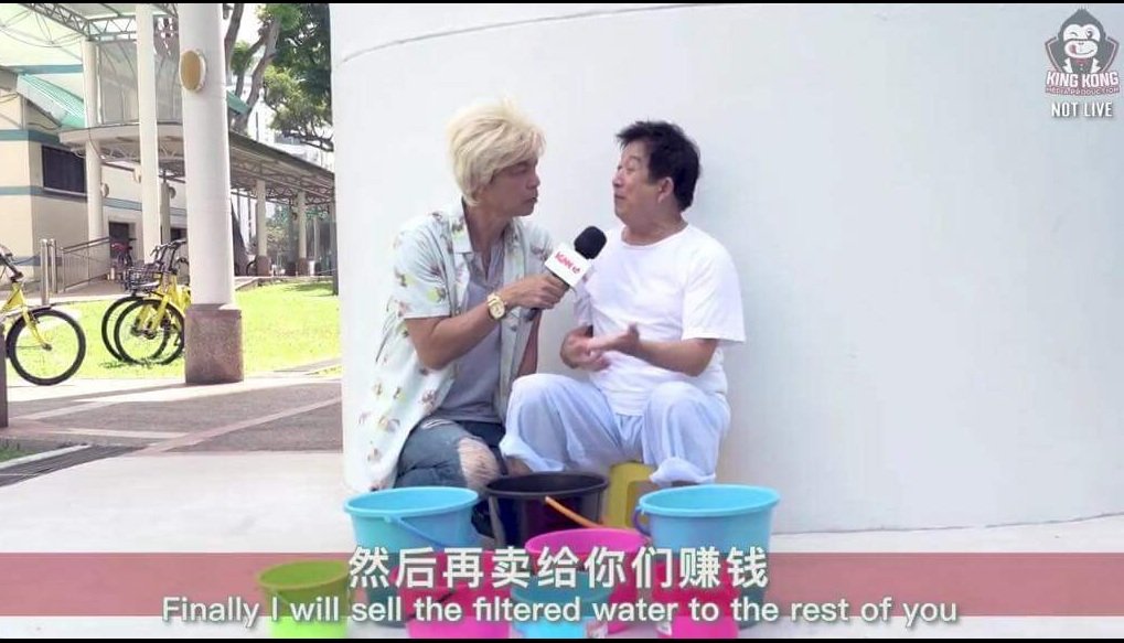 程旭辉饰演的马老伯（右）向记者讲述自己收集雨水卖水，买回过滤水再卖的过程。