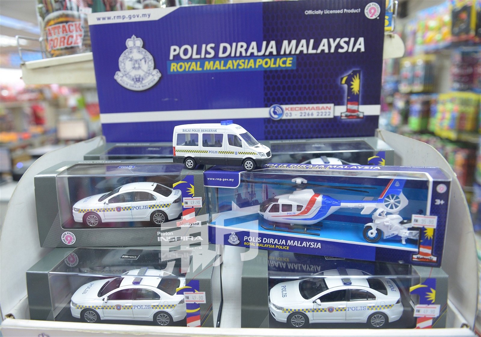 玩具专卖店店员陈文锦指，在众多玩具类别中，珍藏爱好类仍有市场，该店获马来西亚皇家警察授权销售警用交通工具模型，相当受收集者欢迎。