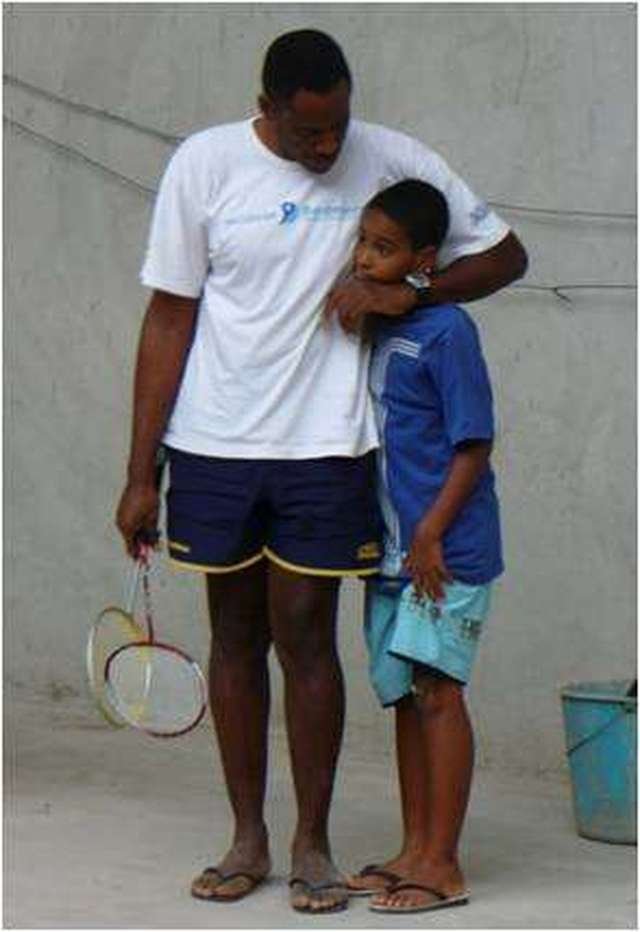 科雷奥（右）在小时候就被父亲奥利维拉拉进羽球世界。