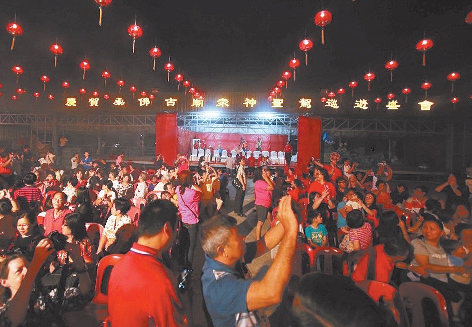 民众出席亮灯仪式，见证2018年柔佛古庙游神的开始。