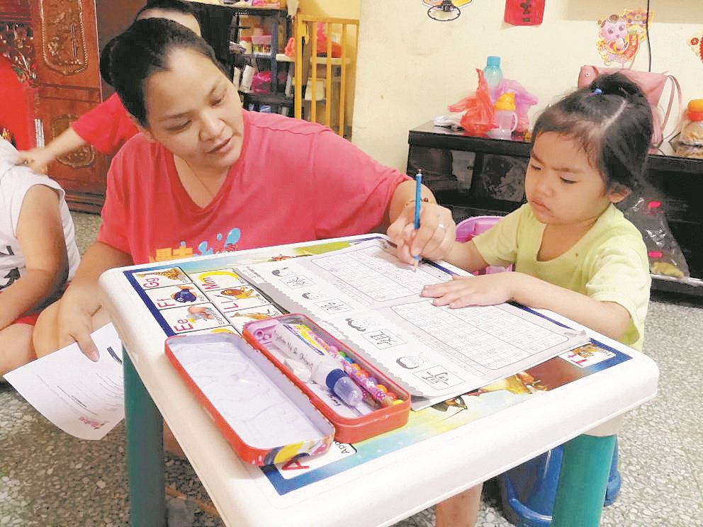 李家凤忙赚钱之余，仍会抽时间关心孩子的课业。