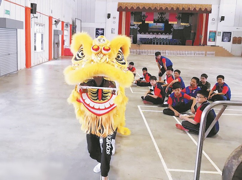 学生为了舞狮，特别提早两个小时到校练习。