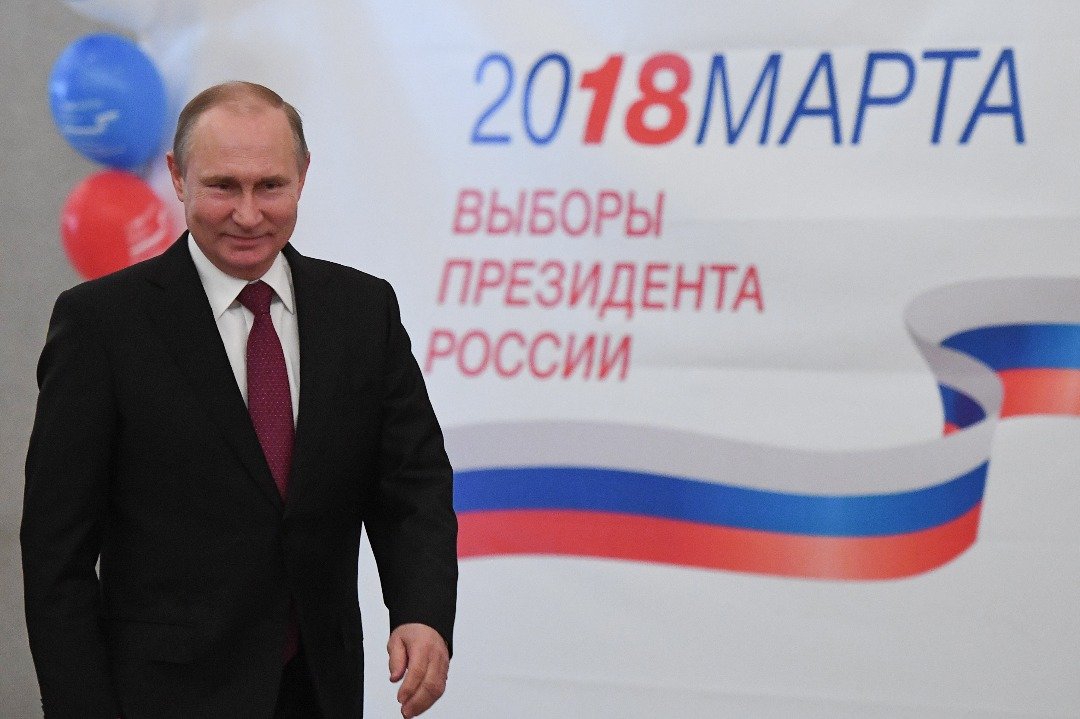 普京在俄罗斯总统选举中胜出已毫无疑问，有指克里姆林宫对普京连任极有信心，已开始草拟部分连任后颁发的新政令。图为普京在莫斯科一个投票站投票。