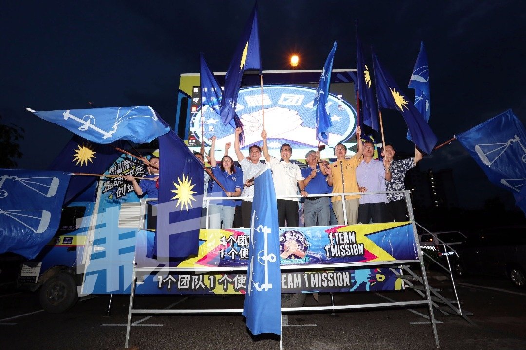 张秀福(前排左4起)、廖中莱、郑修强(前排左7)与陈书北(前排左8)带领振林山区会团队挥旗呐喊，推介该区会竞选战车。