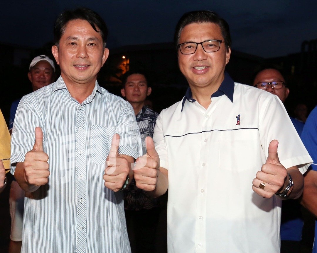 张秀福(左起)与廖中莱在马华振林山区会竞选战车推介礼后，双双竖起拇指，希望选民给力马华及给力张秀福。（摄影：刘维杰）