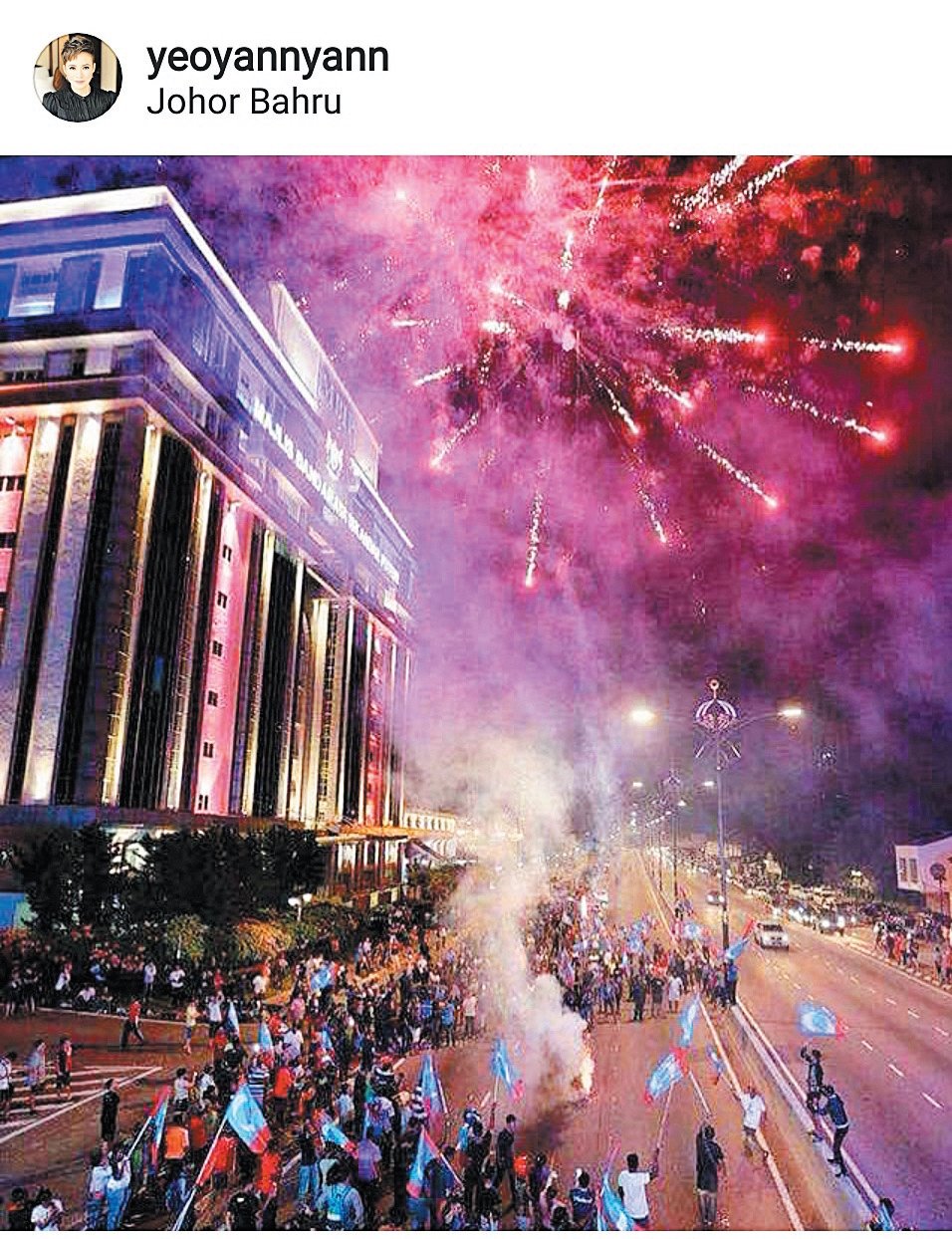“视后”杨雁雁也上载了一张星空放烟火， 大马子民在街头欢腾的图片， 还呼吁大家： “好想大声唱《Negaraku》，要一起吗？”