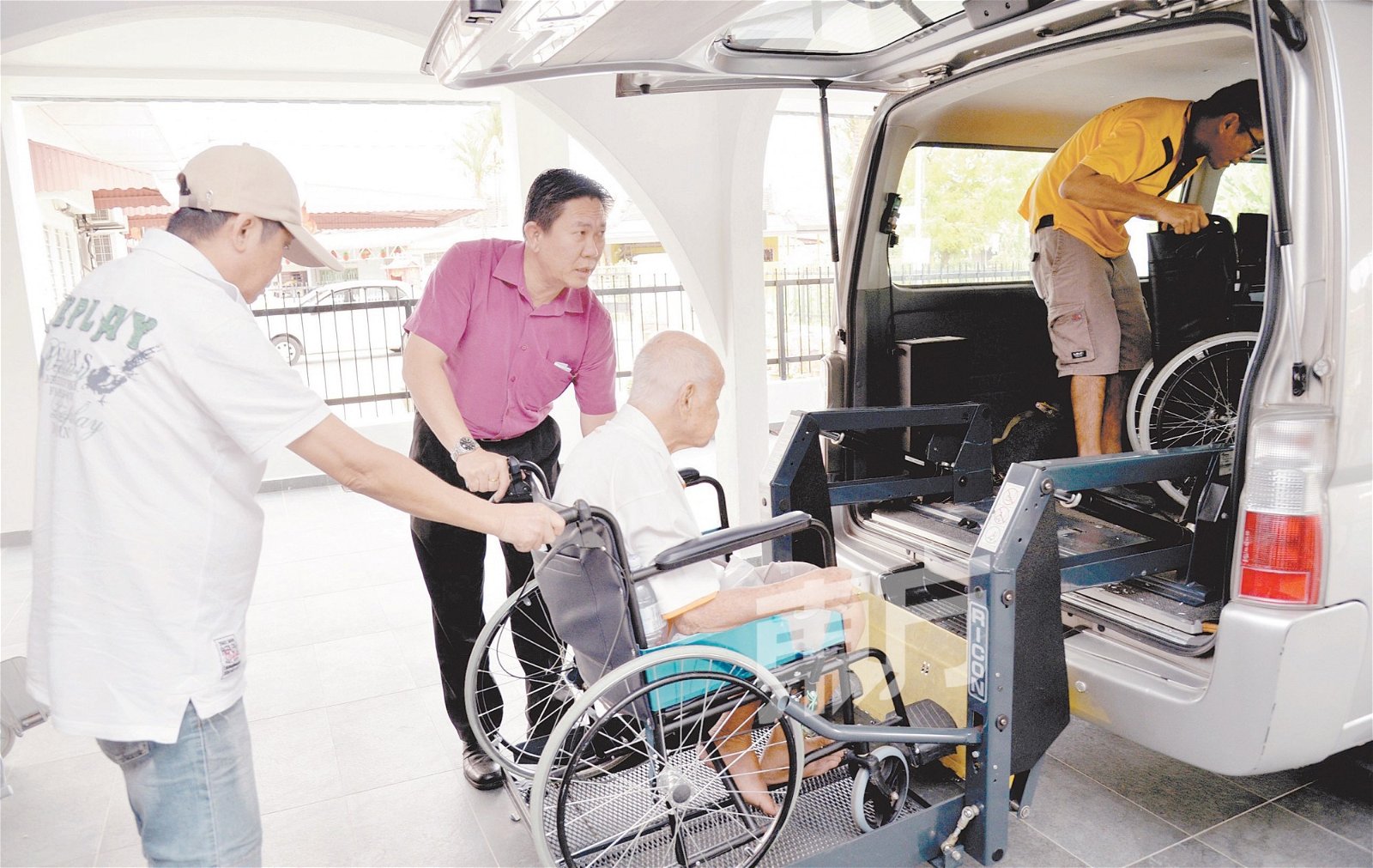 美嘉威关怀中心也会负责载送老人们到医院复诊。