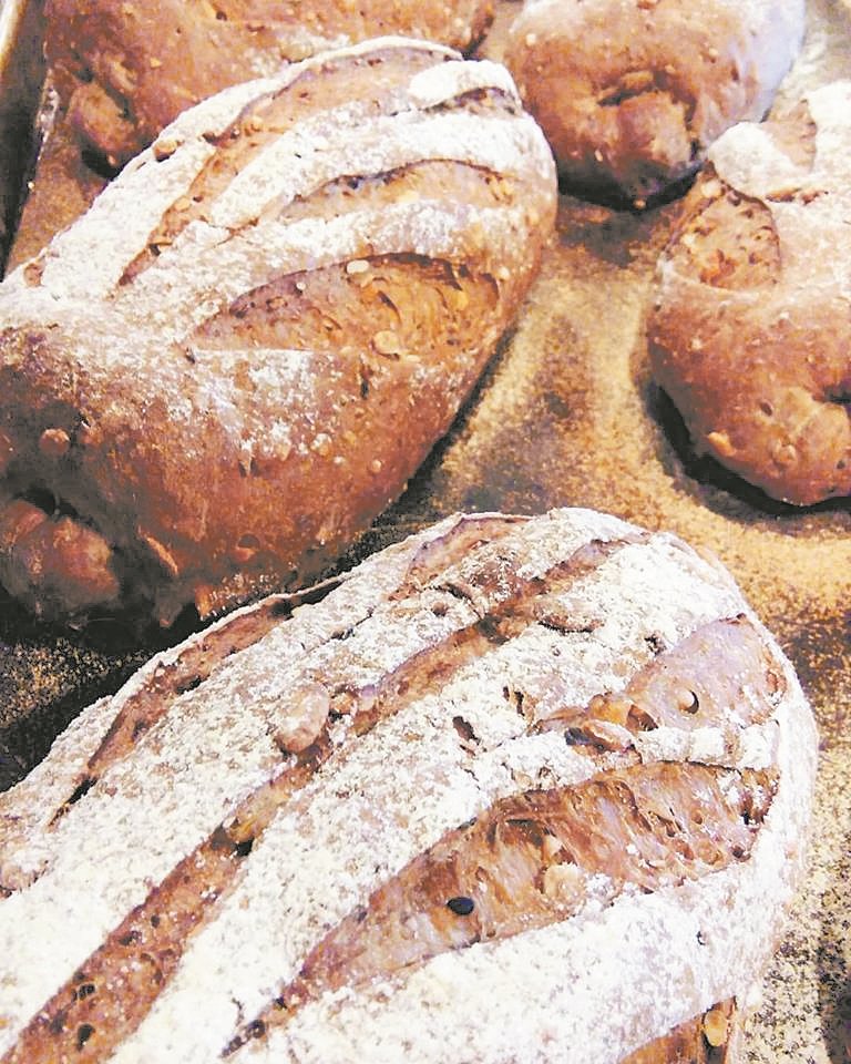 每一个新鲜出炉的工匠面包都是刘耀华的心血，其中杂粮纤维核桃口味工匠面包，颇受欢迎。