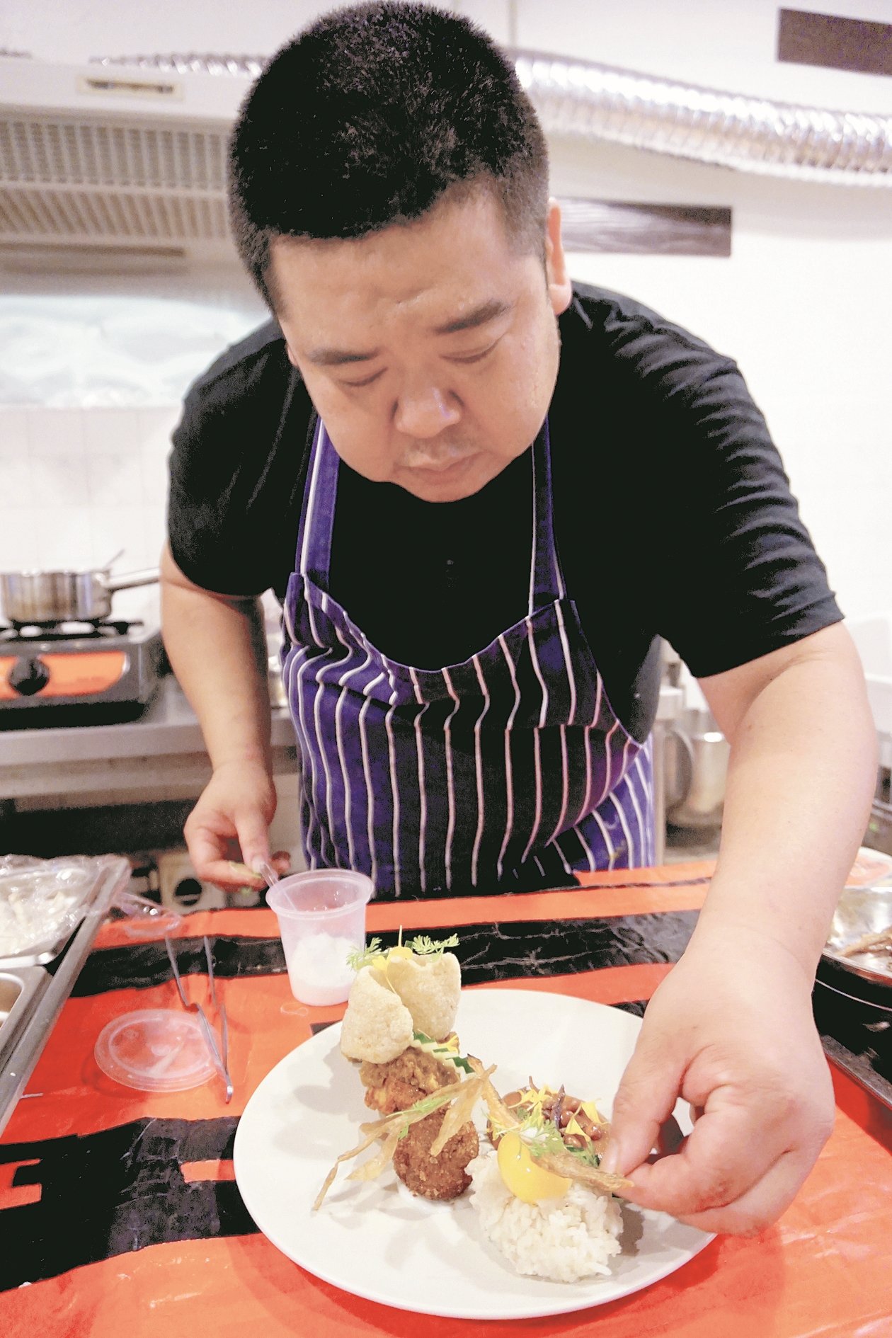 厨艺实境节目《厨神当道》的“仁当咖哩鸡不够酥脆”事件，激发刘耀华研发“脆鸡皮仁当椰浆饭”。