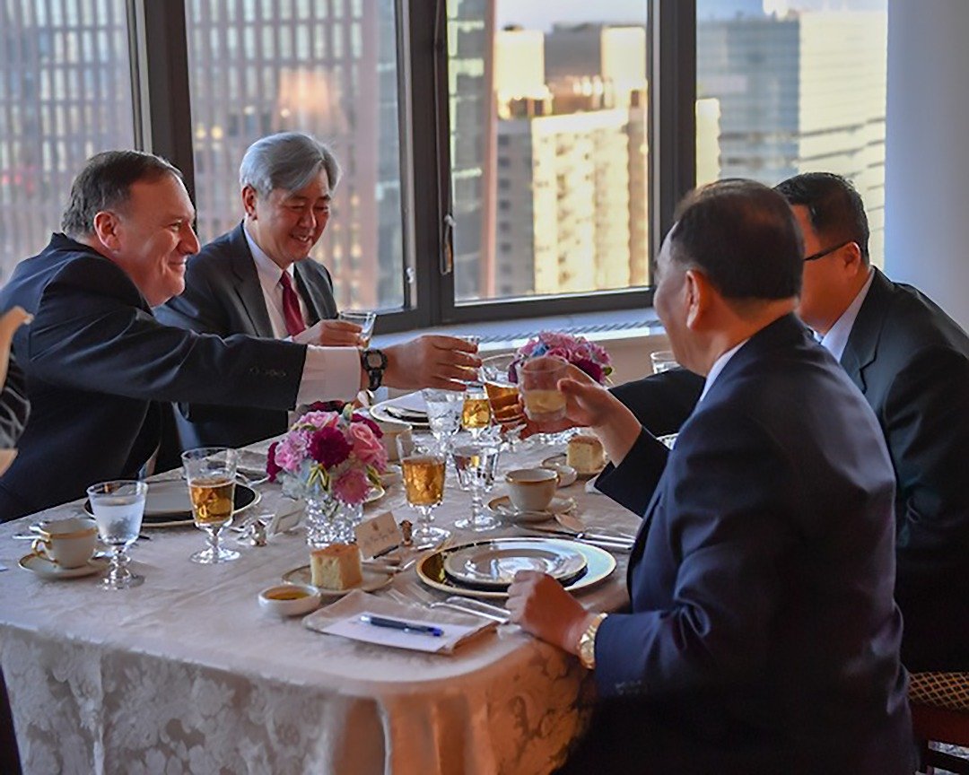 美国国务卿蓬佩奥（左）尽地主之谊，晚餐以“美式牛肉”招待朝鲜劳动党副委员长兼统战部长金英哲，同时还向对方介绍纽约地标。