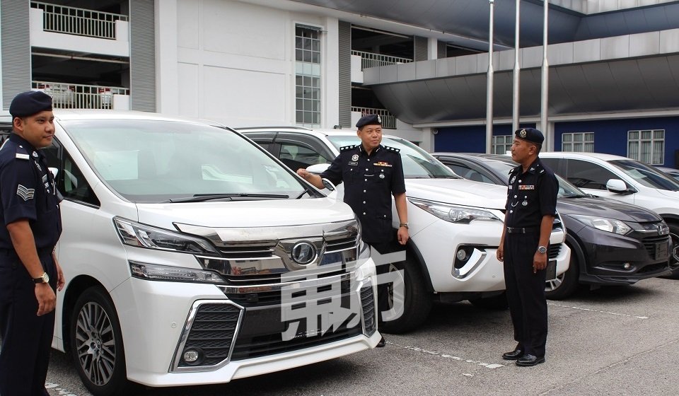 阿兹汉（左2）展示警方起获遭偷走的豪华车，提醒民众加强防盗系统装置。