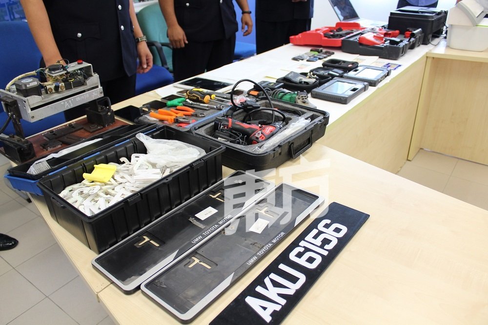警方展示嫌犯以高科技器材及各式工具偷车。