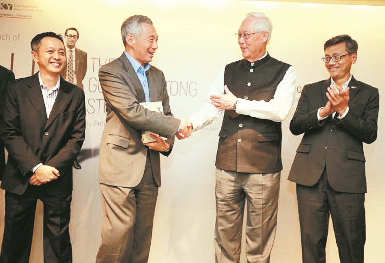 李显龙（左2起）周四傍晚出席吴作栋的授权传记《高难任务：吴作栋传》发布会。