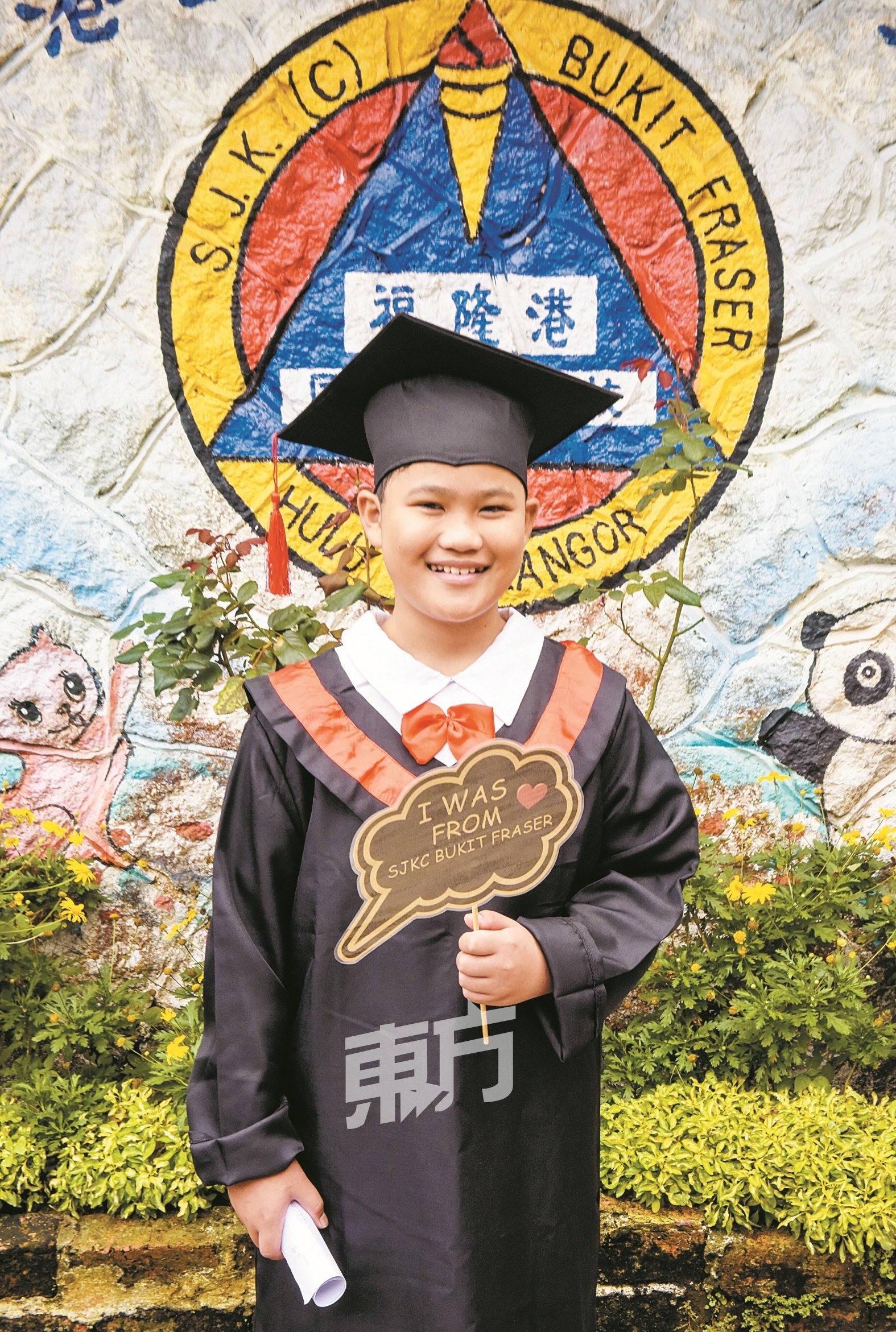 于2015年就成为福隆港华小唯一学 生的陈其贤在周六毕业，明年将与 哥哥一起，到雪兰莪新古毛中学就 读。 （摄影：黄良儒）