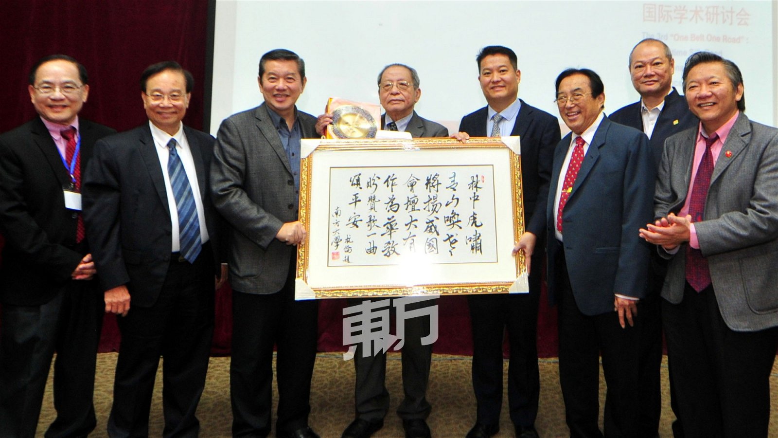 林吉祥（左4）接领南方大学学院领导层赠送纪念品。左起为王润华、张瑞发、莫泽浩、陈洺臣、黄循积、刘国胜及祝家华。（摄影：杨金森）