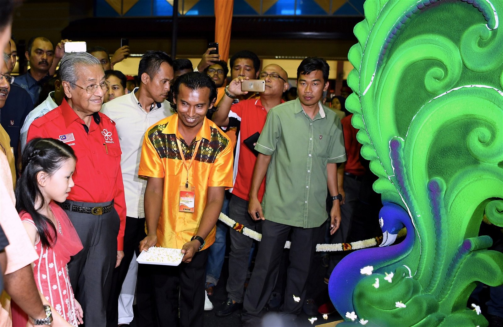 马哈迪（左）出席屠妖节全国庆典时，目光被现场的灯饰吸引。