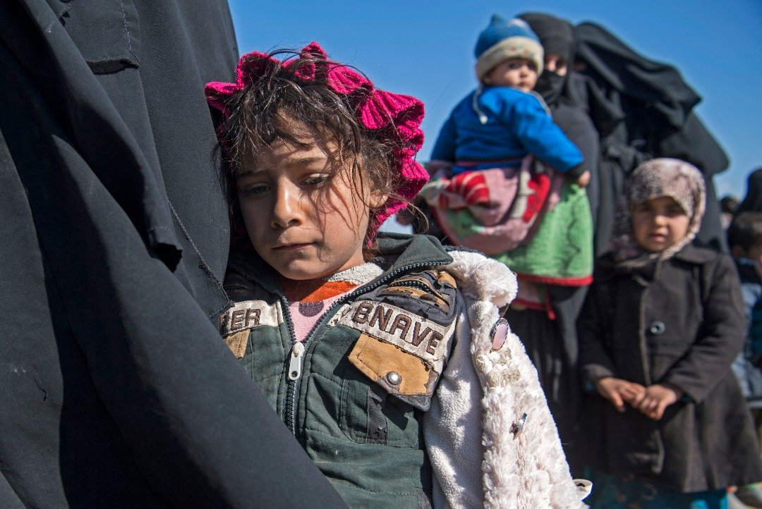 获美国支持的库族民兵组织“叙利亚民主军”进攻IS在叙利亚的最后据点巴古兹，当地妇孺纷纷逃出IS控制区，但仍有逾千名平民遭IS扣押当人盾。