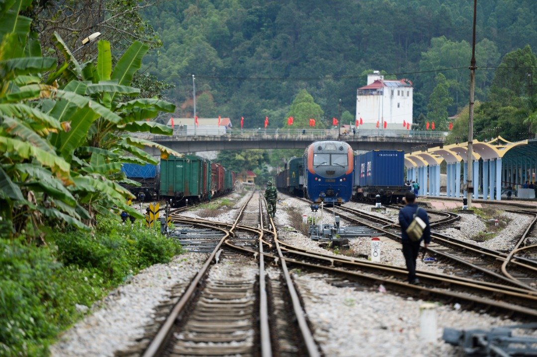 一名越南士兵和一名男子在周一检查同登火车站附近的铁轨，外界预计朝鲜最高领导人金正恩的专列会在周二抵达，之后转乘汽车前往河内。