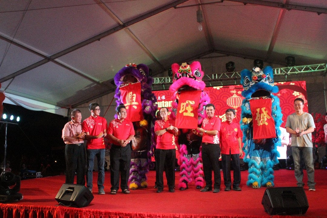 林冠英（左4起）与槟州行政议员孙意志，为全马首创的“兴、旺、发”瑞狮点睛，右2为方炎华。