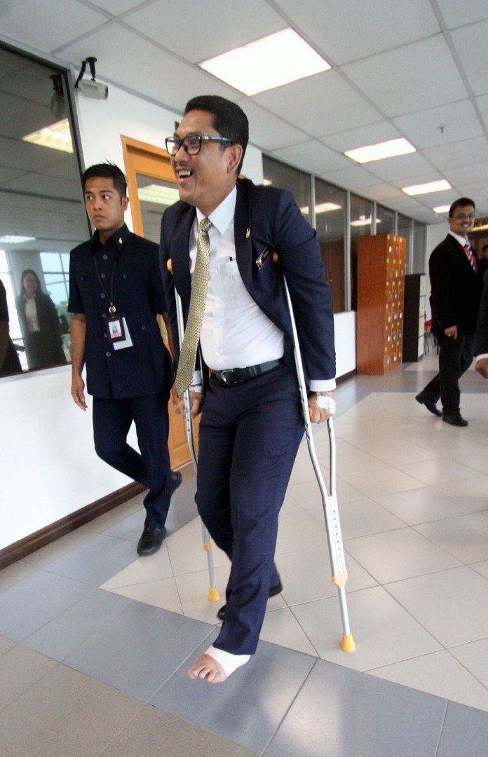 阿末费沙周二未因左脚受细菌感染，仍坚持持拐杖出席州议会，成为全场焦点。