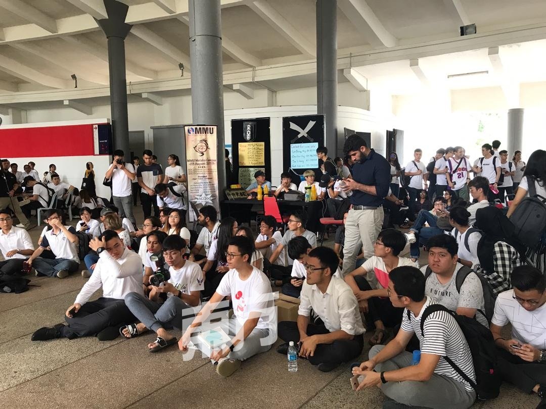 约200名多媒体大学学生身穿白衣在校内静坐，不满校方调涨学生活动费！