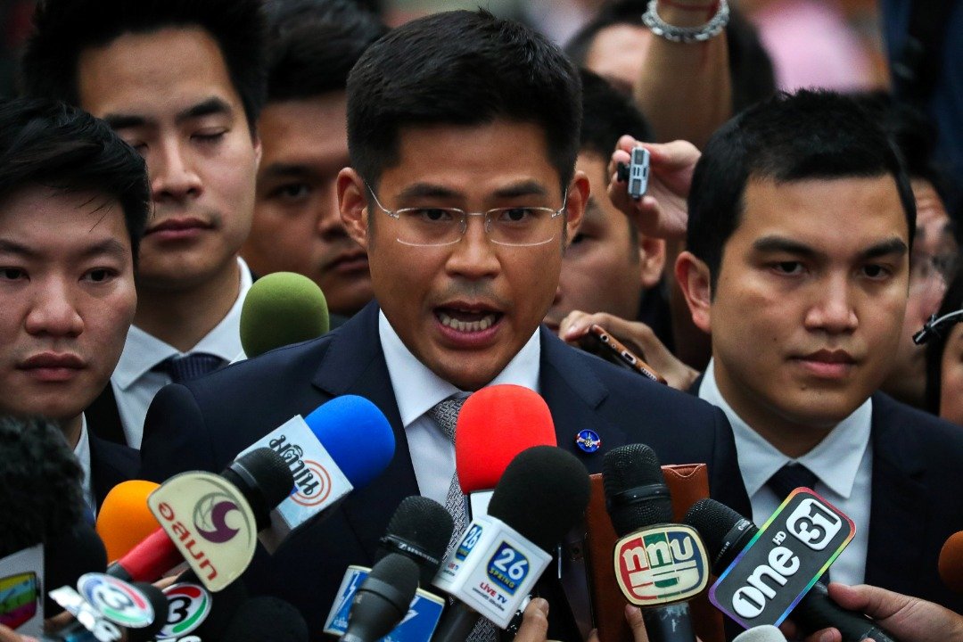 泰爱国党党魁布伊查普（中），在聆听了泰国宪法法院的判决后，向媒体发表演讲。-路透社-