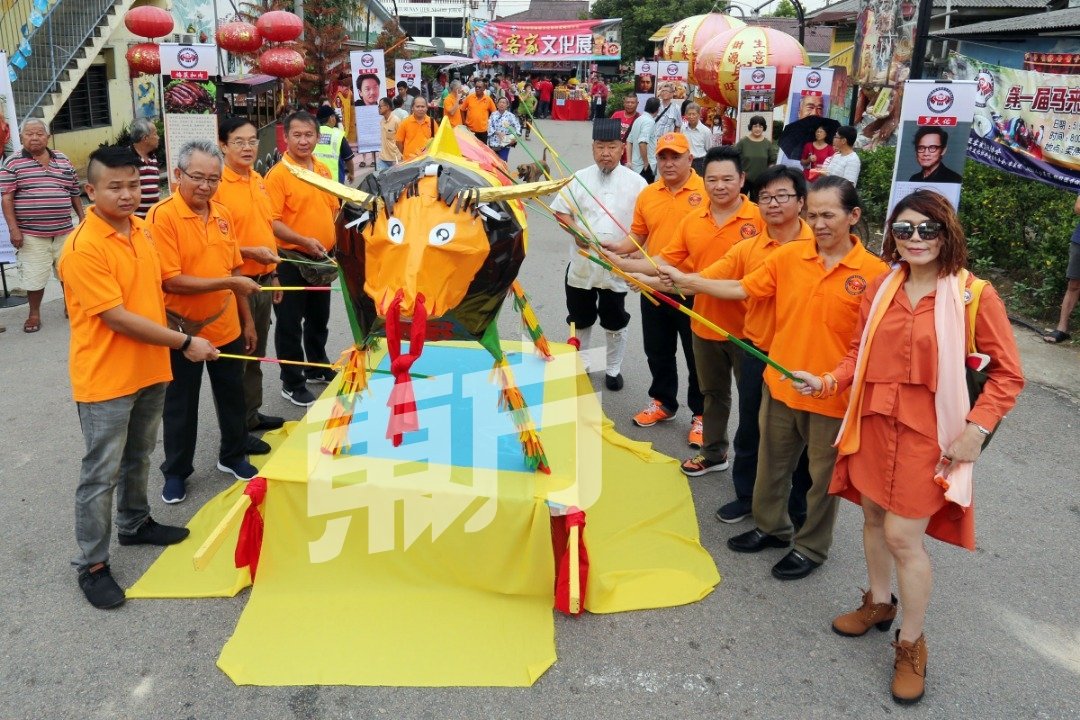 孔菊华（右起）、张俊华、陈炳锟、余家名和李政行为首届客家文化展进行打春牛仪式。