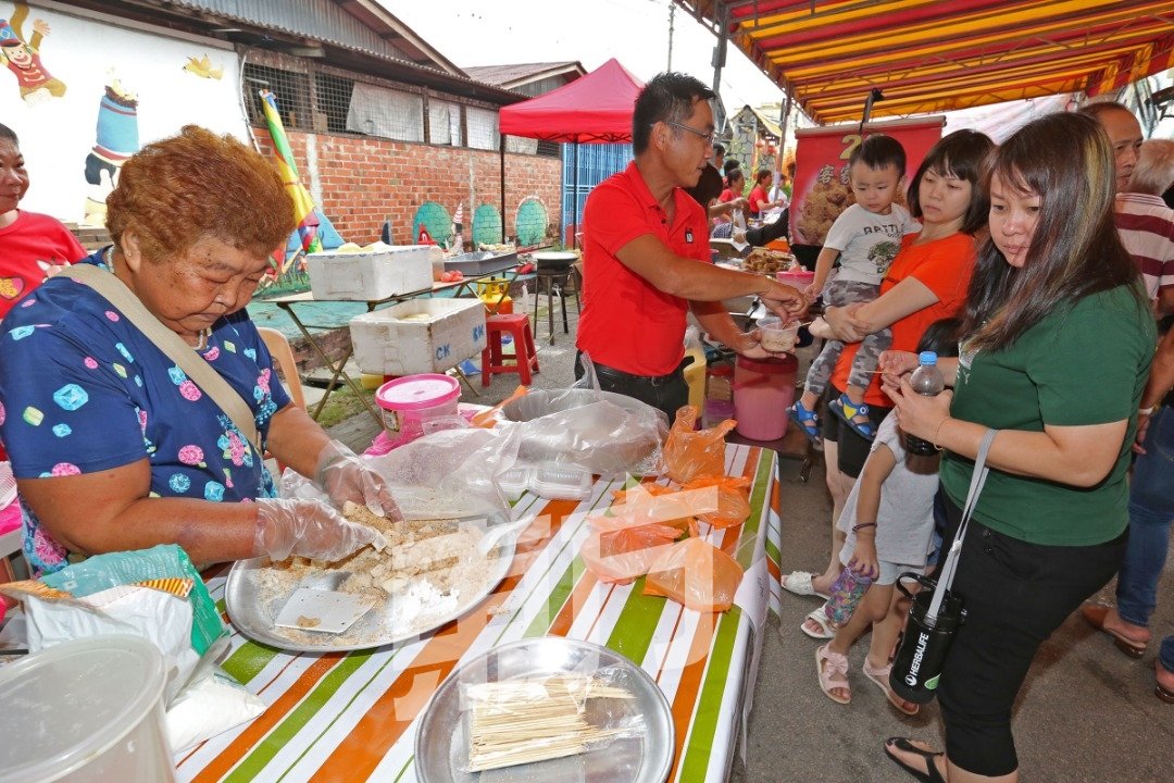 首届客家文化展有许多自制客家传统小吃，让民众能够边走边吃变了解客家美食。