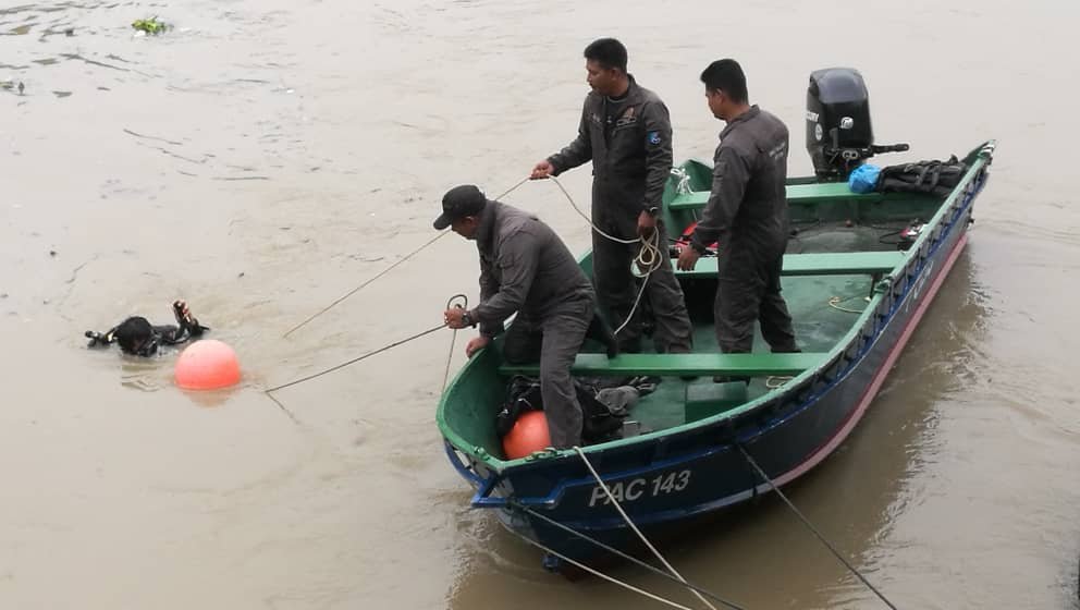 蛙人潜入河内，希望能搜到陈亿东尚下落不明的丰田HILUX货卡。