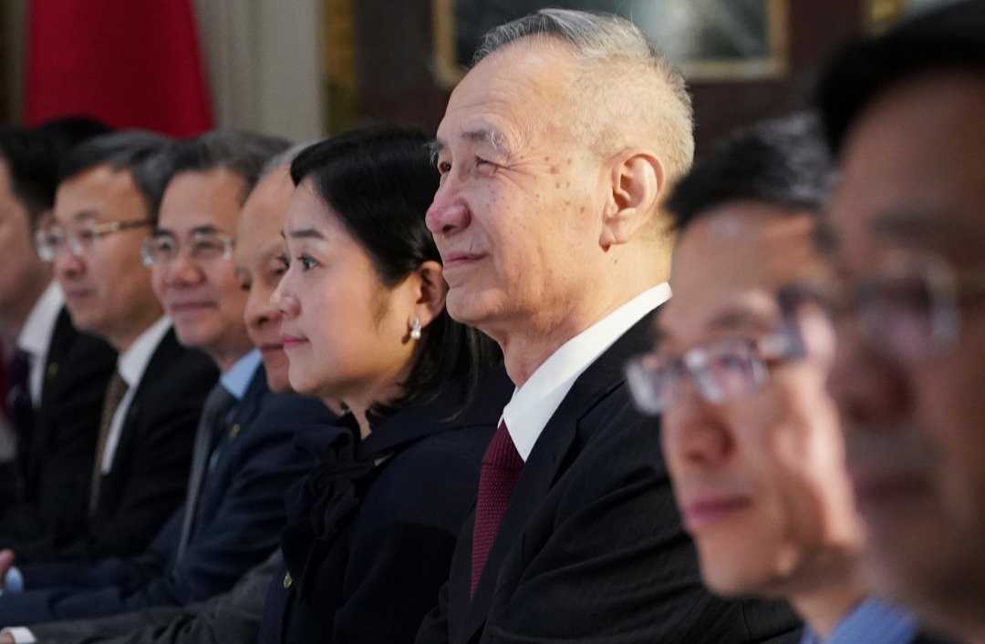 中国副总理刘鹤（右3）会在周四赴美就经贸问题进行第11轮磋商，但由于他此次并不领着“习近平特使”的衔头，代表双方可能没有重大决策。图为他今年2月在华盛顿参与贸易谈判的档案照。