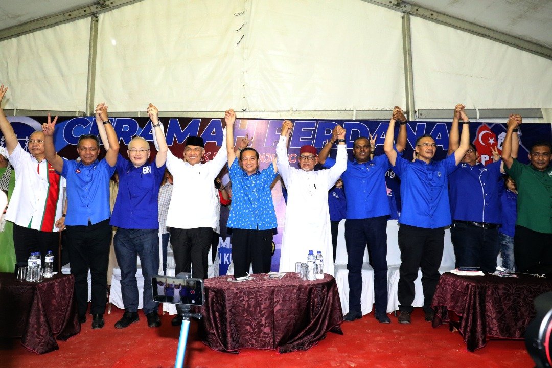 安努亚慕沙（左起）、哈斯尼、魏家祥、阿末扎希、黄日昇、哈迪阿旺、沙拉瓦南与希山慕丁等反对党领袖呼吁丹绒比艾选民支持国阵候选人黄日昇。