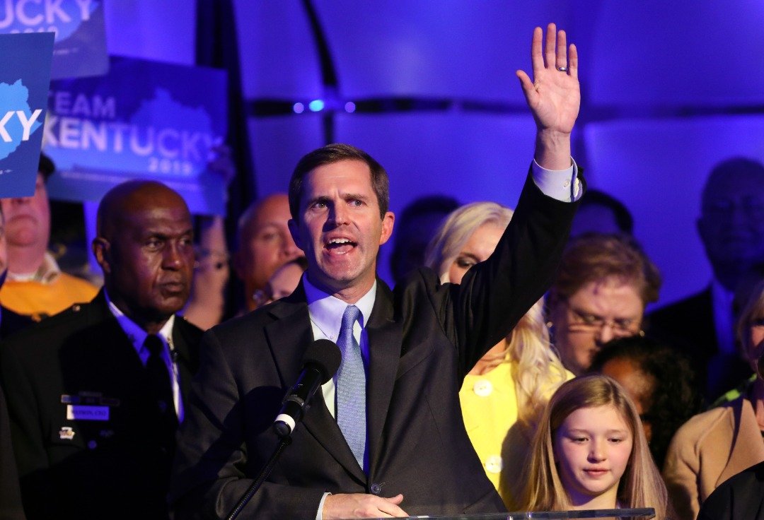 代表民主党出征并赢得肯塔基州州长选举的贝希尔，当地时间周二晚向支持者发表胜选演说。
