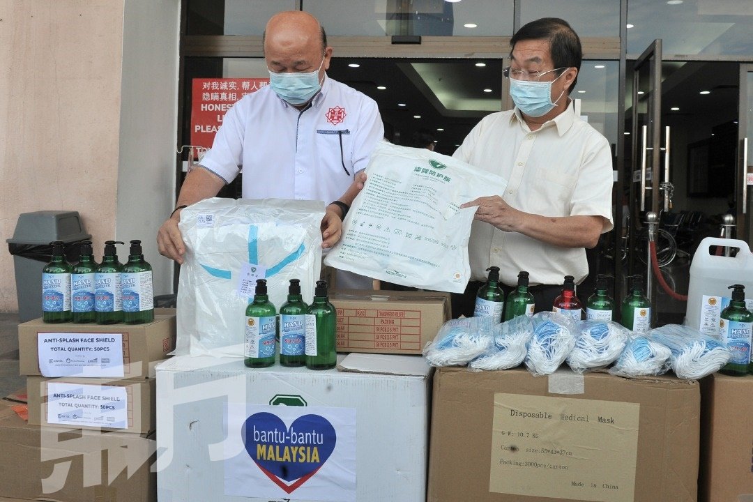 陈国伟（右）二度为同善医院送上可贵的医疗物资，并感叹私人医院往往都会被忽略，左为杨星耀。