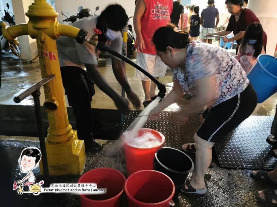 槟州供水机构安装了与消防栓连接的临时水管，让面临断水的居民排队取水，暂解紧急需求。