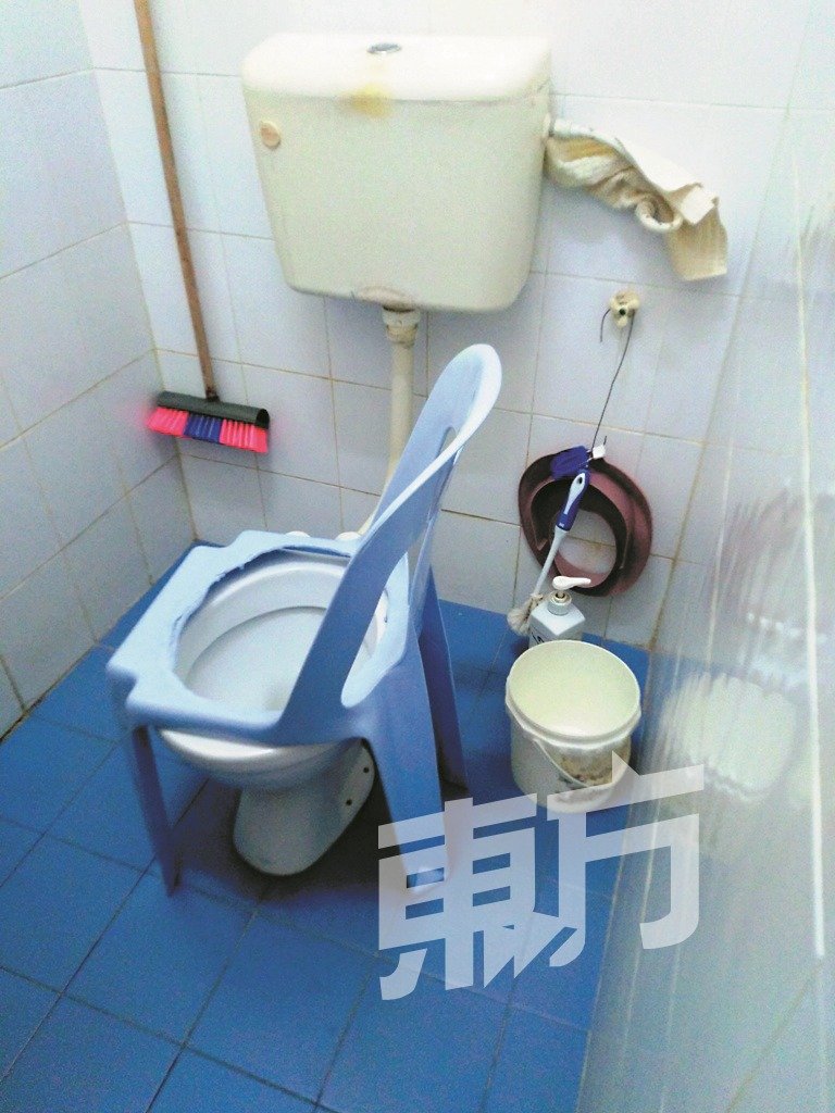 由于浴室空间不大，李金楷必须抱妻子进入浴室，为此他DIY一个马桶椅。