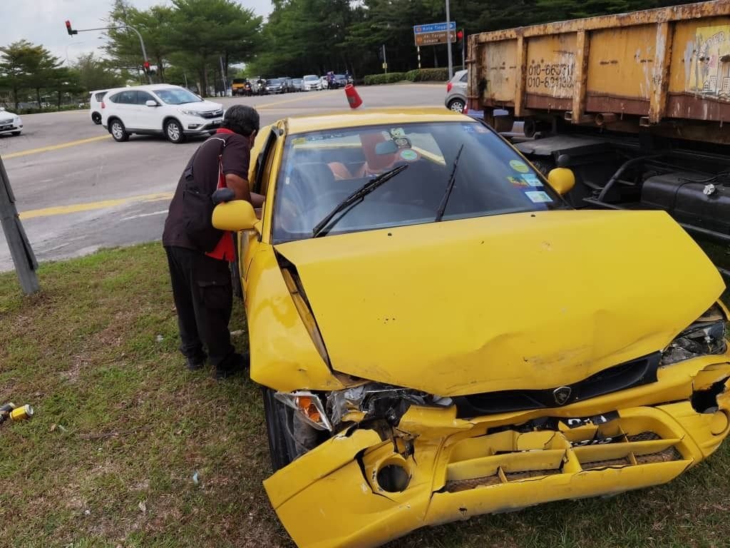 路霸驾驶的黄色轿车前后都被撞得毁坏不堪。（受访者提供）